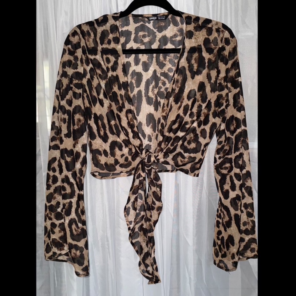 Cropped shirt with front tie